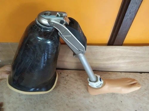 Prosthetic leg with mechanical knee joint